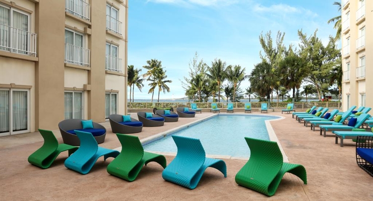 Courtyard by Marriott Nassau - Bahamas, Piscina