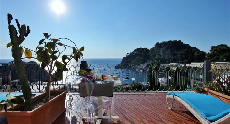 Taormina, La finestra sul Mediterraneo. Speciale Prenota Prima in Hotel da sogno sul mare